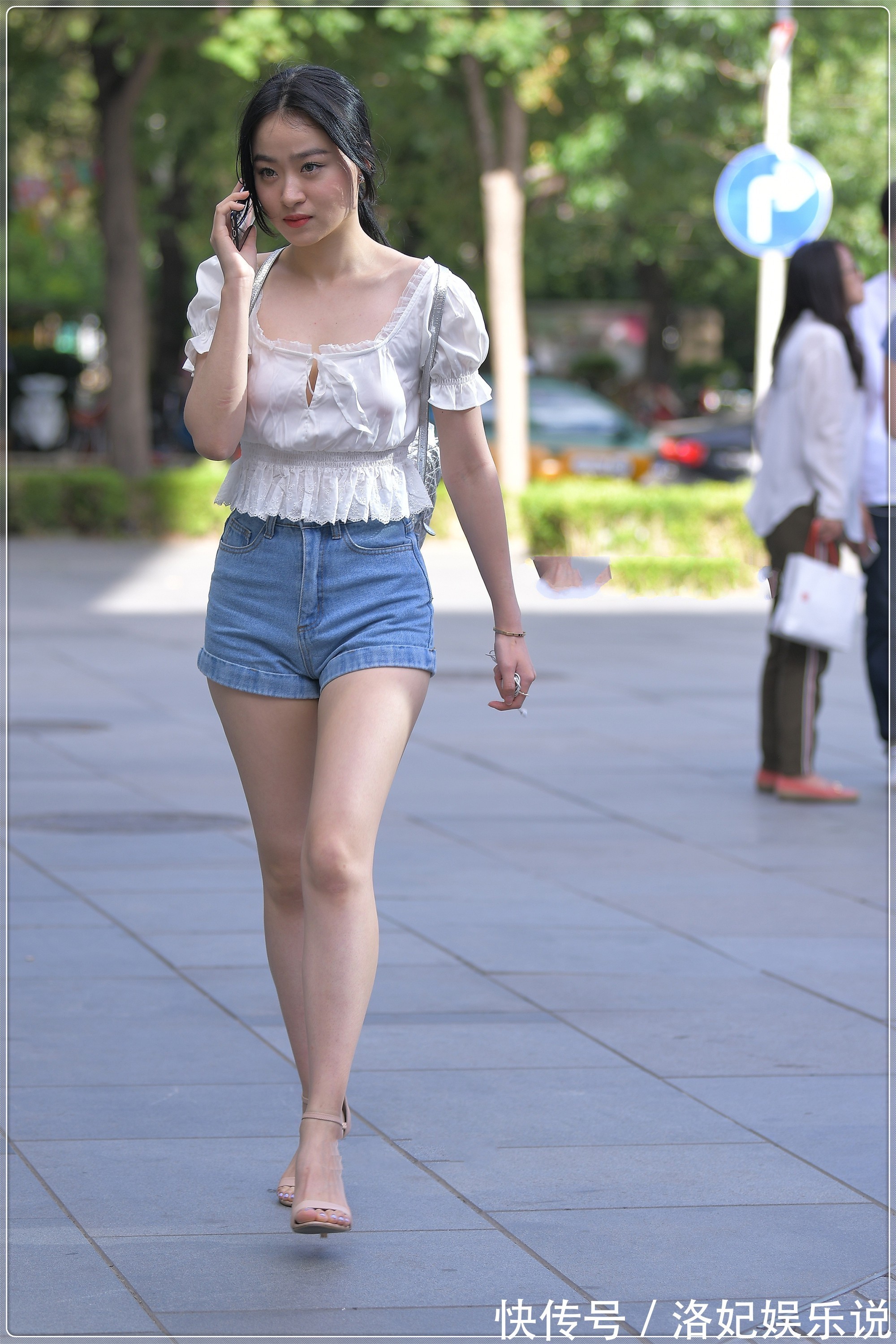 女孩们 白色蕾丝花边收腰衬衫搭配牛仔短裤,手感柔软,舒适透气