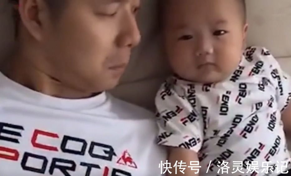 表情|萌娃喝果汁,戏精附体表情丰富,网友:完美模仿了宝爸的姿态