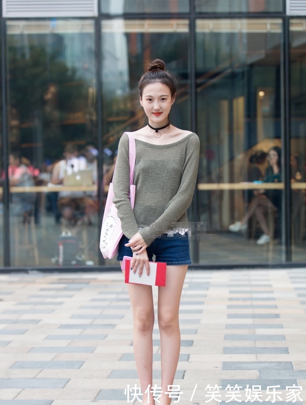  知性|街拍：成熟大方知性的美女，丰腴有致,优雅凸显清新的气质！