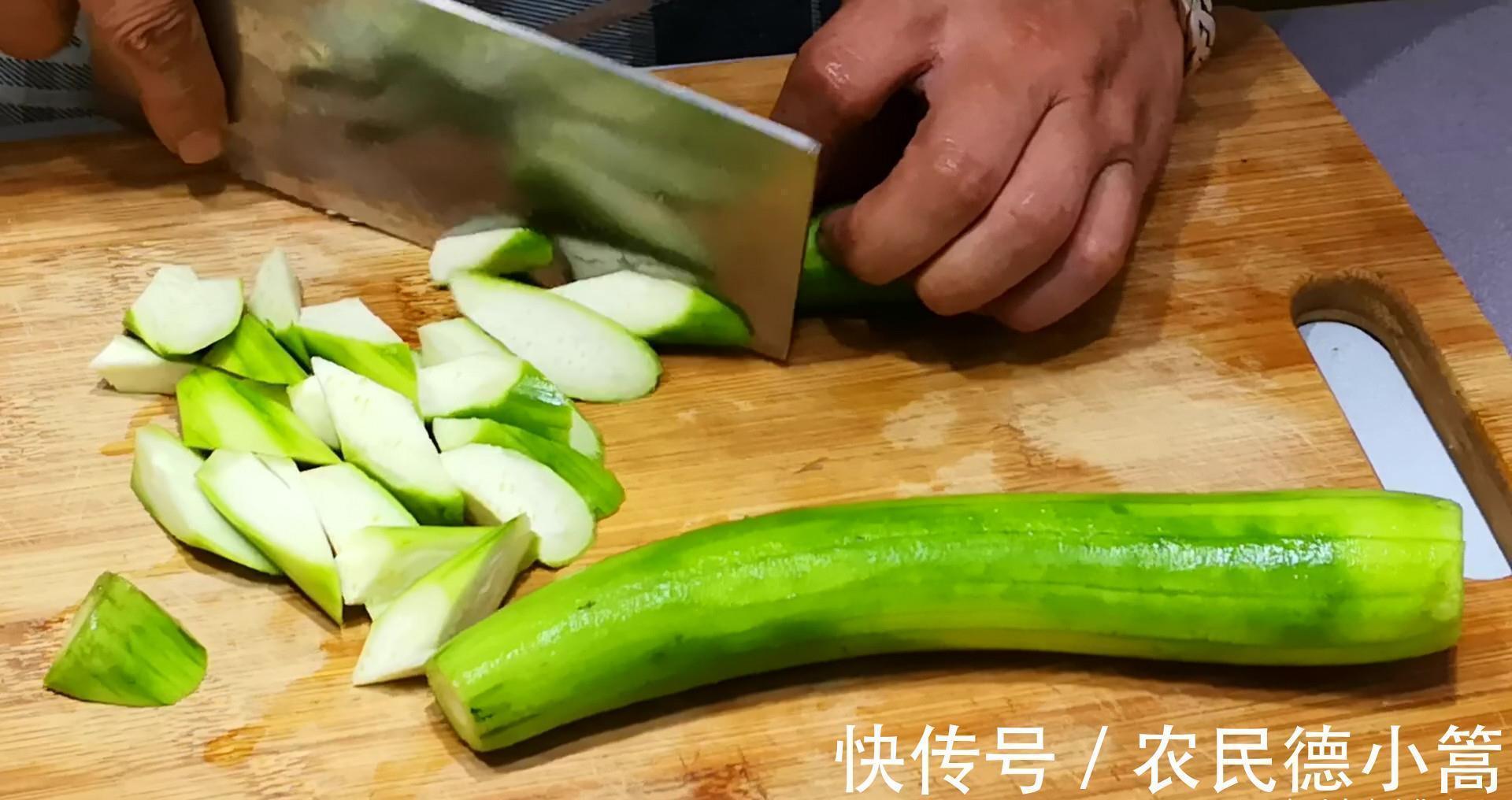 炒丝瓜时，最忌直接下锅炒，教你1招，丝瓜翠绿不发黑、还不出水