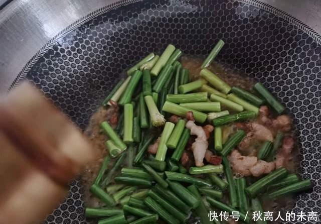 小炒|家常菜“小炒蒜苔”:米饭的最佳搭档,这么做贼好吃!