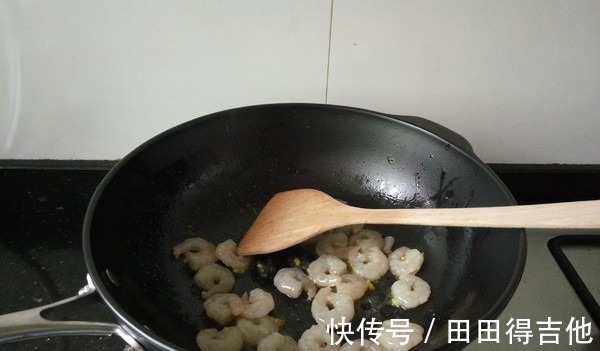 制作简单快炒，虾仁鲜滑爽脆，草菇又鲜又嫩，荤素搭配，营养丰富！