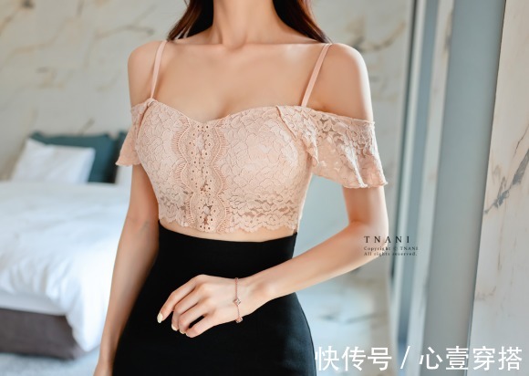 孙允珠|女神孙允珠高清时尚搭配:焦糖果杏温婉抹肩藤叶拼接裙