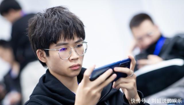 虽败犹荣|王者:赛后久诚做出这个举动,队员暖心了,网友表示DYG虽败犹荣