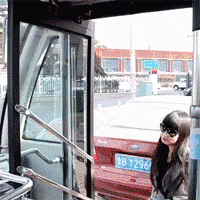 |搞笑GIF:这是哪一路公交车,司机这么漂亮,我也要去坐