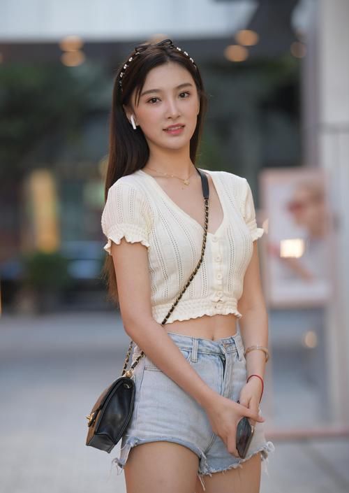 白上衣款式特别，穿出独有风格，只有她能做到