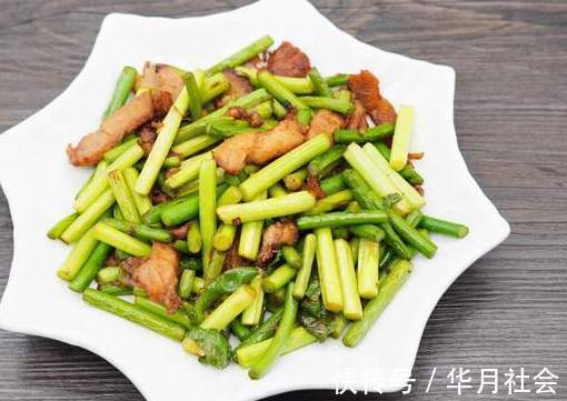 入味|蒜苔炒肉，别直接下锅炒，分享2个窍门，猪肉更滑嫩，蒜苔更入味