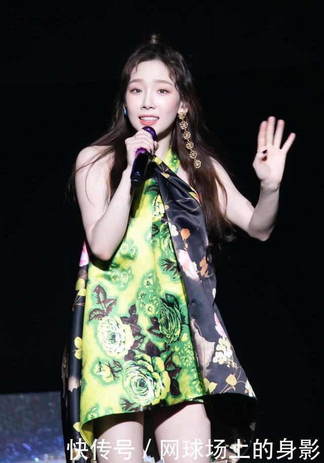 睫毛|金泰妍演唱会造型百变,穿着拼花裙开场气场强大,尽显女神特质