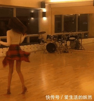 |搞笑GIF:我不想跳舞,非要天天拉着我来,真没意思