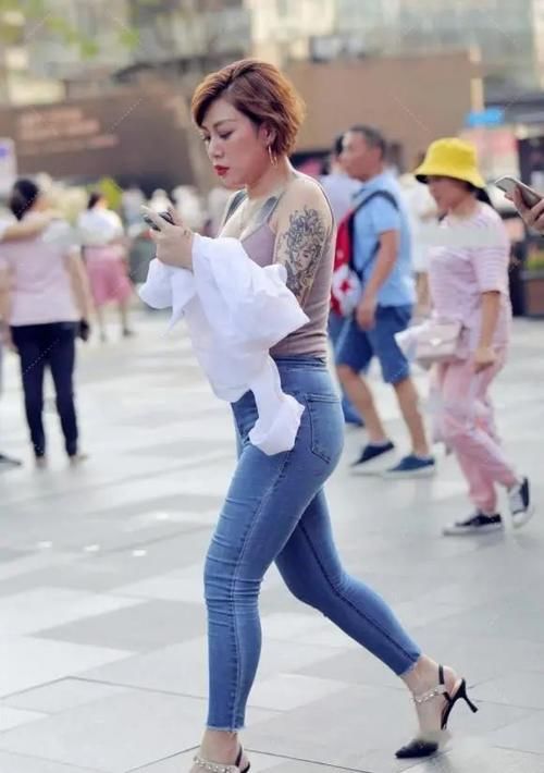 大长腿|身材不高，却穿搭的比例协调，吊带衫配牛仔裤，美的成熟高挑