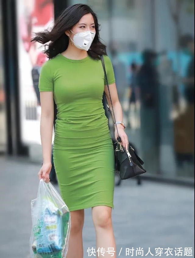 小妹妹 果绿修身裙,穿出夏日的一抹清凉,轻盈明媚的美丽背影!