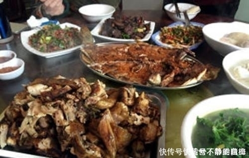 农村羊肉吃法,大盆羊肉炖白菜,吃起来很爽