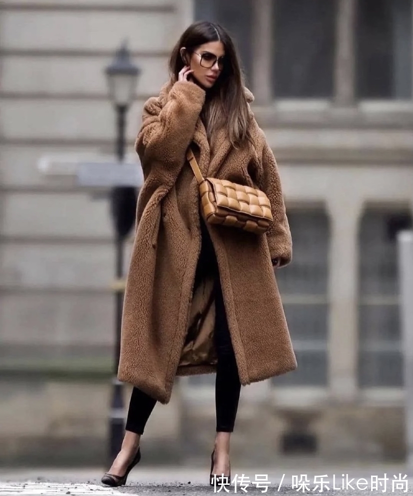 黑色 满满的高级氛围感!咖色+黑色,让冬季穿搭更简约摩登