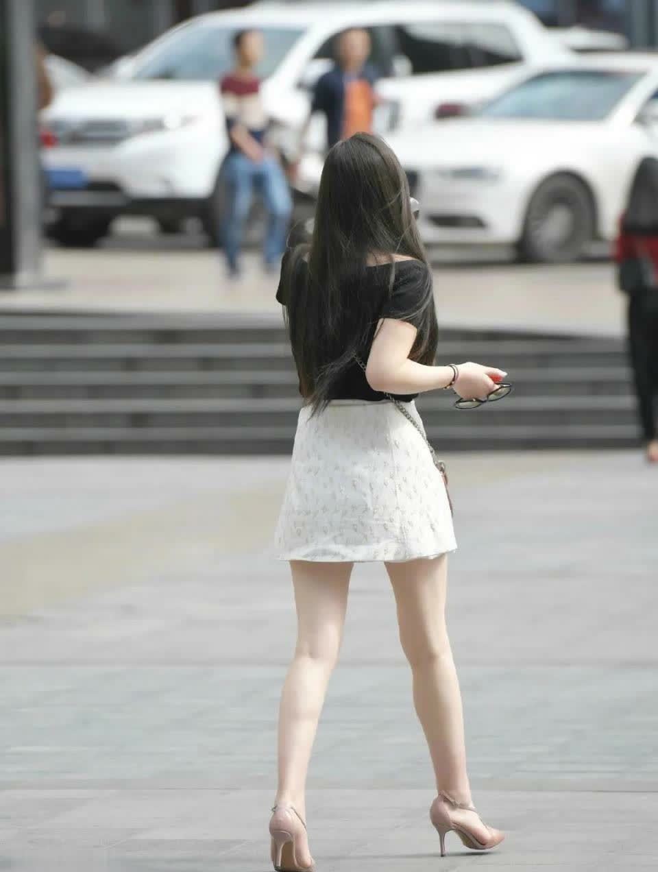 长发|小姐姐长发及腰随风飘动, 白色短裙配黑色短袖, 气质动人