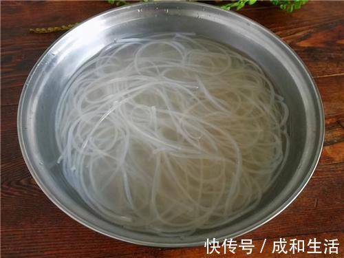 白菜炖豆腐时，先炒白菜还是先炖豆腐？大厨教你饭店做法，太香了