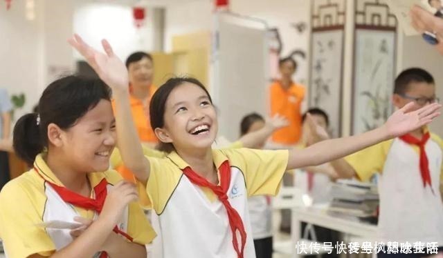 聪聪|老人嫌7岁儿子让座慢,将书包扔在地上,宝爸的处理方式硬气!