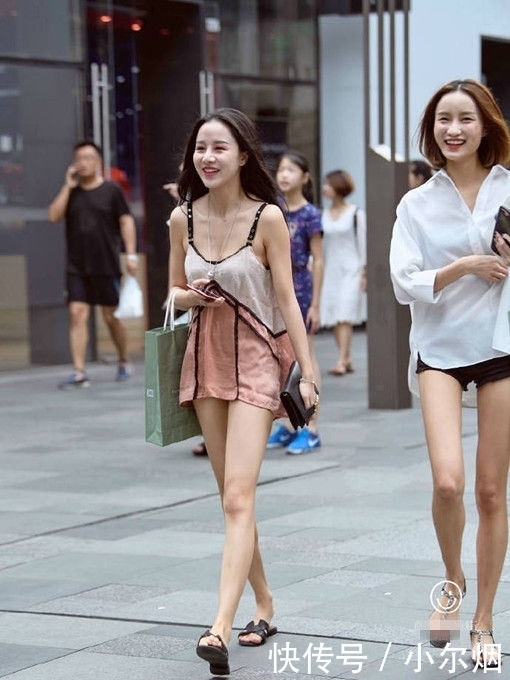 杀伤力|比起衬衫的“透”,吊带更有杀伤力!连拖鞋都在疯狂暗示