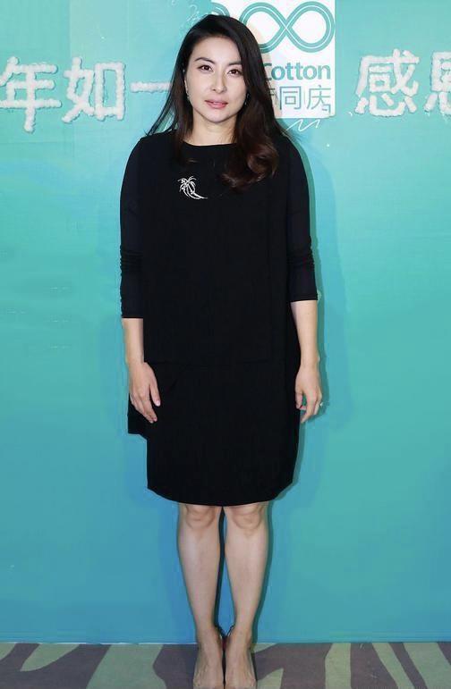 郭晶晶和一般“阔太”不一样,黑色连衣裙简约舒适,高级感爆棚