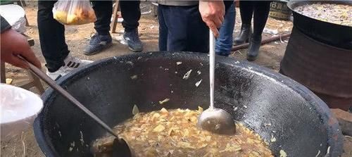 街头|大叔街头卖“大锅”小吃，5元一碗分量足，食客不吃就馋得慌