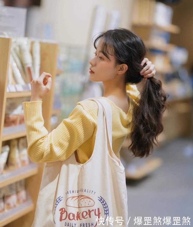 秋天 皮肤暗黄的女生如何选衣服颜色可以尝试这几款,让你显白还好看!