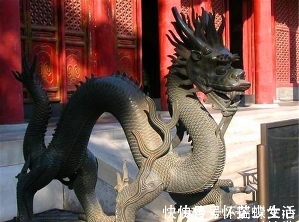 巧姐!其实,《红楼梦》的作者已经再三暗示:贾琏可能是皇帝