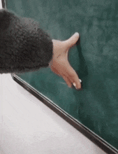 |搞笑GIF：霸气了我的姐 这辈子见过最拉风的走路姿势