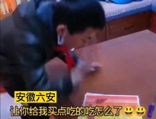 凭实力嘚瑟！小学生期末考试拿三张奖状，“嚣张”展示给妈妈看