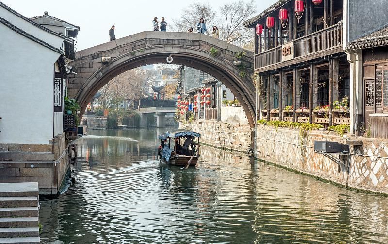 湖丝PK茅台,同拿巴拿马金奖,一个成牛股,一个村民盼搬迁