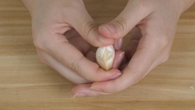 今天才知道,大蒜两头有个小机关,轻轻一捏就能去皮,太省事了