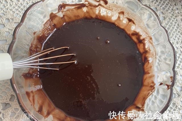 最近很火的网红爆浆蛋糕,看着很好看,做也简单,新手也能零失败