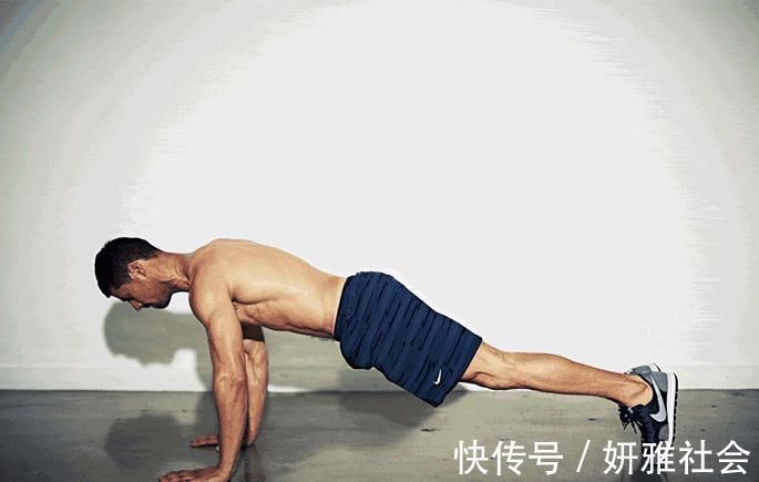 做俯卧撑|俯卧撑,健身界公认的黄金训练动作,你能坚持做几个