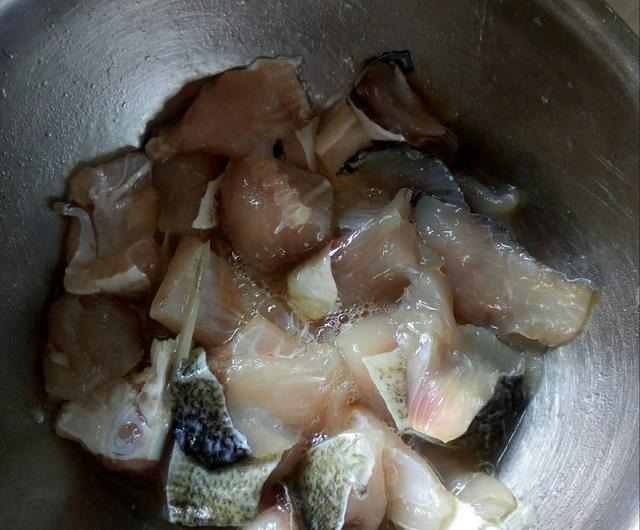 炖鱼时,“两种调料”不能放,否则鱼腥味很大,又难吃