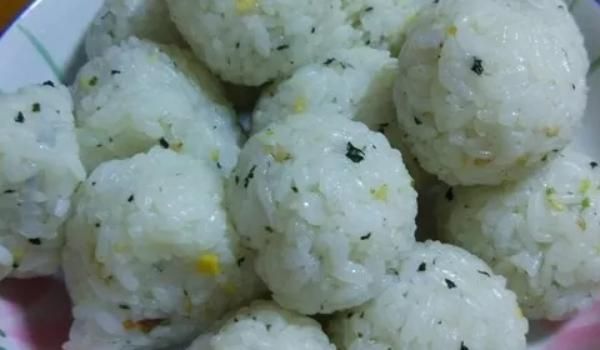 同是做米饭日本做成寿司,韩国做成饭团,而中国就厉害了