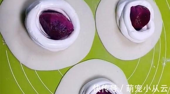 做它无需烤箱,蒸熟包上馅就能吃,咬一口爆浆还拉丝,比面包好吃多了