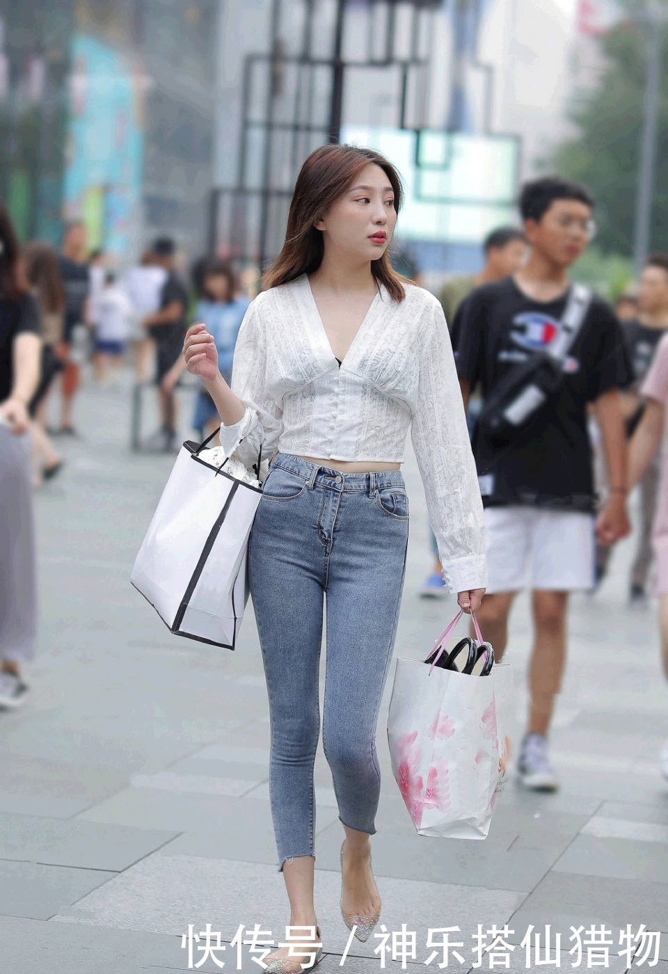 路人街拍,美女穿一件低领的包臀连衣裙,尽显好身材