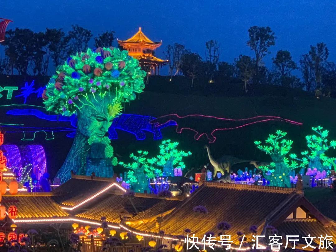 井盐|去年才通高铁,这座“十八线”国内小城,凭什么就火到了国外?