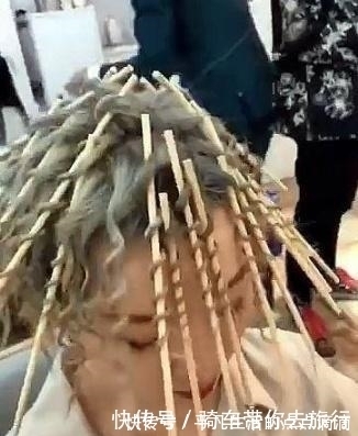 蜕变 女子用无数根一次性筷子烫头,看到最终的发型:见证女神蜕变