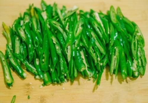 青椒炒鸡蛋很多人第一步就错了，教你几个小技巧，青椒鲜香超下饭