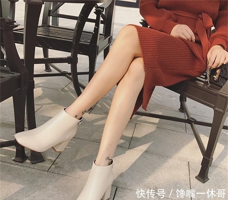 细跟鞋对脚的曲线有很好的效果，将你的双脚衬托得更加纤细