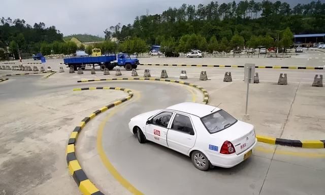 驾驶证考c1还是c2比较好?看完他们的优缺