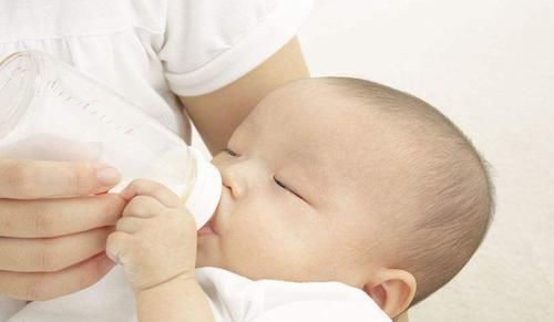 一朝一夕|宝宝到了这个月龄,基本可以告别“夜奶”了,宝妈早知道早准备