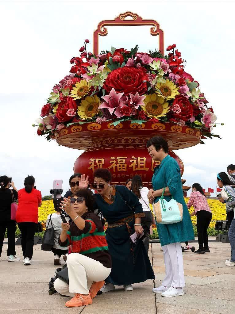 陈剑|天安门广场花卉布置完成 游客“打卡”合影留念