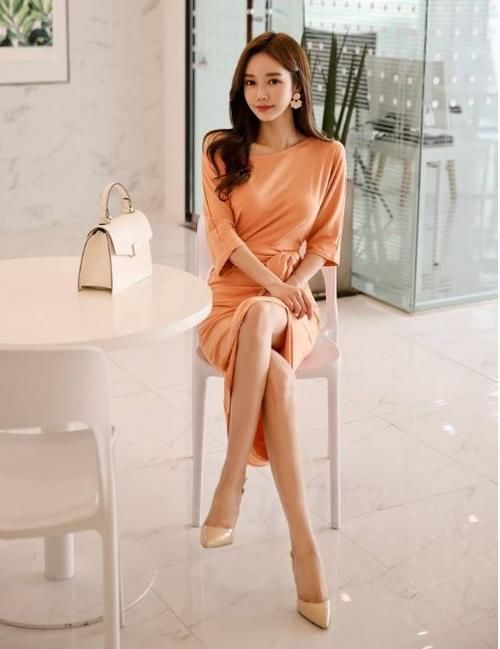 紧身裙|身材丰腴的紧身裙美少妇，颜值高，韩系时尚！！