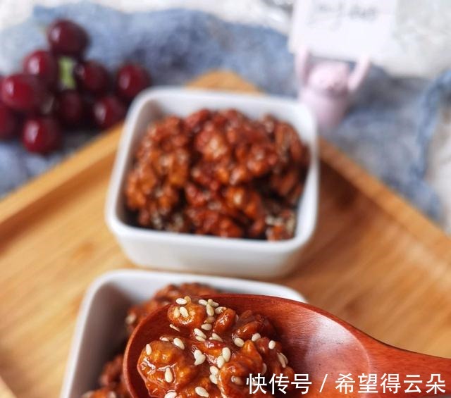 家常版小零食琥珀核桃仁,口感酥脆,一口一个,甜甜的超好吃!