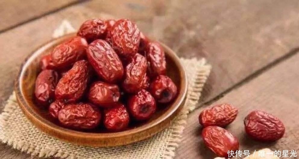 黄芪泡水喝,有3个“黄金搭配”,补气血、益脾胃,你泡对了吗