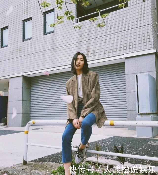 如果你今年过了50,建议别穿黑裤子!瞧瞧这几种穿搭,时髦显年轻