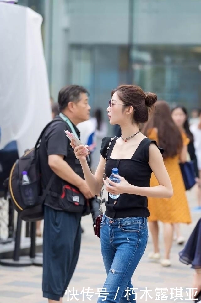 街拍温文儒雅的小姐姐,气质独特,尽显个人魅力