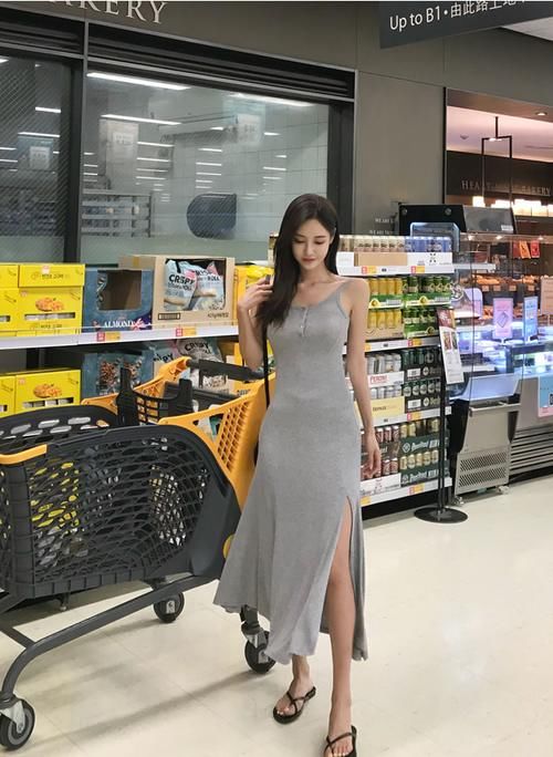  美女|美女穿搭：小姐姐爱穿紧身裙，性感迷人！