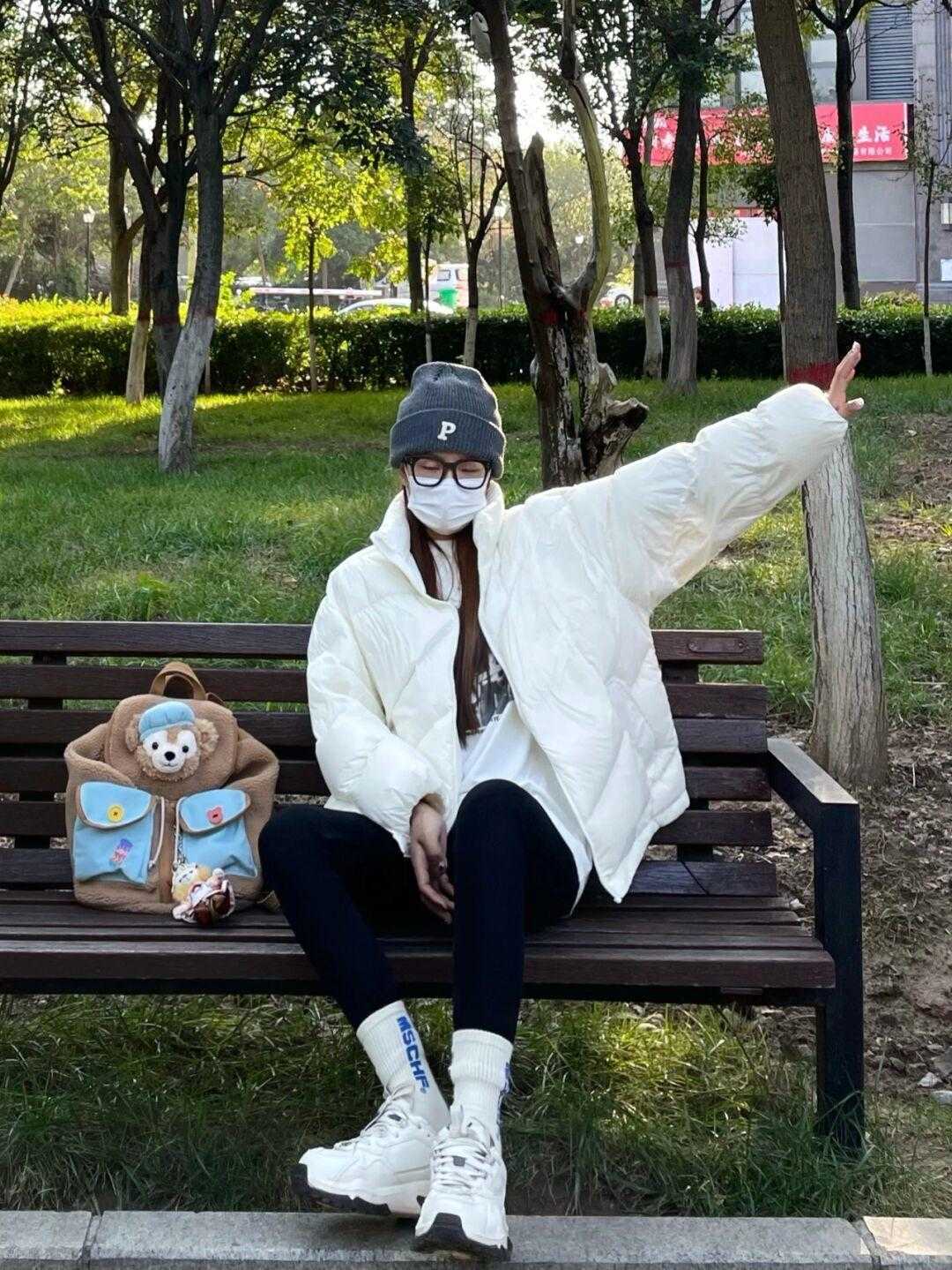 减龄 冬天造型不全是沉闷的!学会“上浅下深”的穿法,明艳又减龄