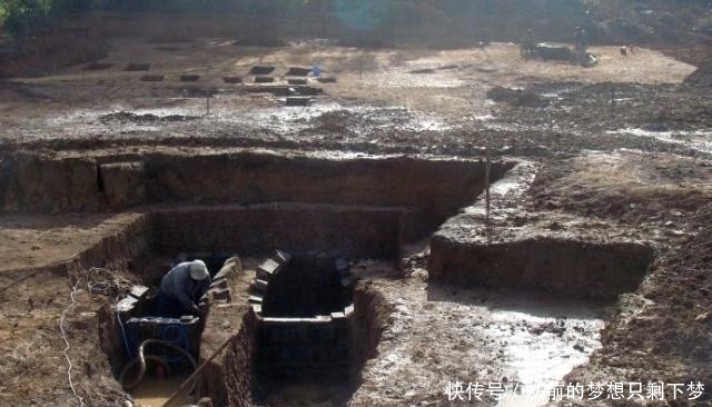 专家|水中古墓中藏着3001把宝剑，千年间无人能盗，专家抽干水发现玄机